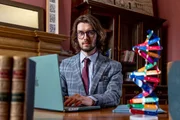 Dozent Eryk Jan Grzeszkowiak ist genetischer Genealoge. Er gibt unbekannten Toten ihre Identität zurück, mittels DNA-Analyse und Stammbaum-Rekonstruktion. Dozent Eryk Jan Grzeszkowiak ist genetischer Genealoge. Er gibt unbekannten Toten ihre Identität zurück, mittels DNA-Analyse und Stammbaum-Rekonstruktion.
