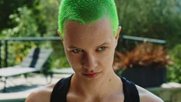 Die 15-j&auml;hrige Elina (Elsi Sloan) ist von Finnland nach S&uuml;dfrankreich gezogen.