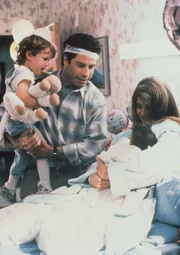 Der altkluge Spr&ouml;&szlig;ling von Mollie (Kirstie Alley, r.) und James (John Travolta, 2.v.l.), Mikey (Lorner Sussman, l.), hat Konkurrenz bekommen: Die kleine Julie (Megan Milner, 2.v.r.) ist angekommen ...