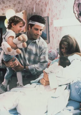 Der altkluge Spr&ouml;&szlig;ling von Mollie (Kirstie Alley, r.) und James (John Travolta, 2.v.l.), Mikey (Lorner Sussman, l.), hat Konkurrenz bekommen: Die kleine Julie (Megan Milner, 2.v.r.) ist angekommen ...