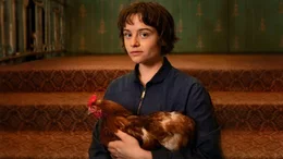 Franky (Lena Urzendowsky) h&auml;lt ihr Huhn im Arm.