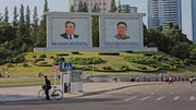 Plakatw&auml;nde mit Darstellungen von Kim Il Sung und Kim Jong Il auf einer Stra&szlig;e in North Korea.