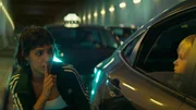 Zara (Ritu Arya) versucht zu dem Bus vorzudringen, in dem sich Pearce und die frühere DGSE-Agentin Beatrice treffen. Zara (Ritu Arya) versucht zu dem Bus vorzudringen, in dem sich Pearce und die frühere DGSE-Agentin Beatrice treffen.