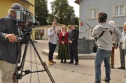 Gemeinsam sollen Vroni und Schattenhofer Lansing in einem Fernsehspot pr&auml;sentieren. Von links: Gustl Niewand (Peter Foyse), Veronika Brunner (Senta Auth) und Lorenz Schattenhofer (Werner Rom).
