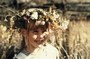 Ida (Lena Wisborg) am&uuml;siert sich mit ihrem Blumenkranz auf dem Kopf und bemerkt, wie ruhig es pl&ouml;tzlich ohne Michel ist.