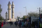 Die muslimische Bruderschaft der Muriden hat seit ihrer Gründung Ende des 19. Jahrhunderts im Senegal großen Einfluss. Die muslimische Bruderschaft der Muriden hat seit ihrer Gründung Ende des 19. Jahrhunderts im Senegal großen Einfluss.