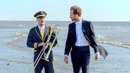 Musikalische Br&uuml;der: Thibaut Desormeaux (Benjamin Lavernhe, re.) und Jimmy Lecocq (Pierre Lottin).