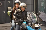 Mike und Christa machen gemeinsam einen Motorradausflug. Von links: Christa (Sabrina White) und Mike Preissinger (Harry Blank).