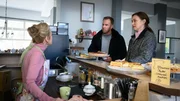 Der Rentner hatte eine für sein Alter ungewöhnliche Leidenschaft entwickelt: Computerspiele. Er ließ sich deswegen kaum noch in seinem Stammcafé blicken. Karoline Joost (Nike Fuhrmann, r.) und Lars Pöhlmann (Dominic Boeer, M.) befragen die Besitzerin des Cafés, Brigitte Heller (Ursula-Rosamaria Gottert, l.). Der Rentner hatte eine für sein Alter ungewöhnliche Leidenschaft entwickelt: Computerspiele. Er ließ sich deswegen kaum noch in seinem Stammcafé blicken. Karoline Joost (Nike Fuhrmann, r.) und Lars Pöhlmann (Dominic Boeer, M.) befragen die Besitzerin des Cafés, Brigitte Heller (Ursula-Rosamaria Gottert, l.).