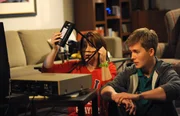 Kathi und Patrick scheitern an der antiquierten Technik eines Videobands. Von links: Katharina Benninger (Carina Dengler) und Patrick Westenrieder (Lucas Bauer).