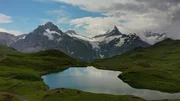Ein See vor der Kulisse von Bergen in den Schweizer Alpen, Schweiz. Ein See vor der Kulisse von Bergen in den Schweizer Alpen, Schweiz.