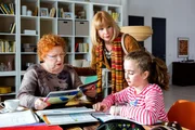 Frau Schmithüser (Hansi Jochmann, l.) gibt Luisa (Deborah Mary Schneidermann, r.) Nachhilfe. Charlotte Baumgart (Ursela Monn, M.) fühlt sich an den Rand gedrängt und von ihrer Tochter Susanne abgeschoben. Frau Schmithüser (Hansi Jochmann, l.) gibt Luisa (Deborah Mary Schneidermann, r.) Nachhilfe. Charlotte Baumgart (Ursela Monn, M.) fühlt sich an den Rand gedrängt und von ihrer Tochter Susanne abgeschoben.