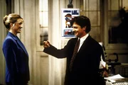 Mike (Michael J. Fox, r.) bem&uuml;ht sich um Danielle Brinkman (Courtney Thorne-Smith, l.) und macht ihr den Hof.