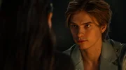 Nicolas Dardenne (Gustav Schmidt, r.) nutzt die romantische Verbindung zwischen ihm und Dita (Gizem Emre), um sie von einer Fusion zu überzeugen. Nicolas Dardenne (Gustav Schmidt, r.) nutzt die romantische Verbindung zwischen ihm und Dita (Gizem Emre), um sie von einer Fusion zu überzeugen.