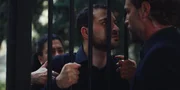 Samuel (Walid Al-Atiyat, M.) ist wütend. Colin (Julian Looman, r.) verwehrt ihnen den Zutritt zum Anwesen der Dardennes. Louna (Anna Bardavelidze, l.) versucht ihren Bruder zurückzuhalten, um die Situation nicht noch schlimmer zu machen. Samuel (Walid Al-Atiyat, M.) ist wütend. Colin (Julian Looman, r.) verwehrt ihnen den Zutritt zum Anwesen der Dardennes. Louna (Anna Bardavelidze, l.) versucht ihren Bruder zurückzuhalten, um die Situation nicht noch schlimmer zu machen.