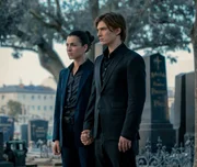 Louna Lloris (Anna Bardavelidze, l.) steht Nicolas Dardenne (Gustav Schmidt,r.) nicht nur als seine Bodyguard zur Seite. Langsam versteht sie, wie er sich fühlt. Louna Lloris (Anna Bardavelidze, l.) steht Nicolas Dardenne (Gustav Schmidt,r.) nicht nur als seine Bodyguard zur Seite. Langsam versteht sie, wie er sich fühlt.