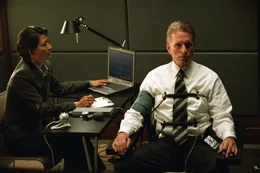 Als der Verdacht aufkommt, im Secret Service g&auml;be es einen Maulwurf, m&uuml;ssen sich alle Mitarbeiter, auch Pete (Michael Douglas) einem L&uuml;gendetektor-Test unterziehen.