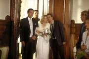 Der gro&szlig;e Tag ist gekommen: Endlich wollen Mathilda (Ann-Kathrin Kramer, M.) und Kai (Stephan Benson, l.) heiraten. Doch da &uuml;berbringt Jan (Michael Maertens, r.) die Nachricht, dass Matze in Lebensgefahr schwebt ...