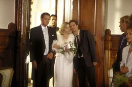 Der gro&szlig;e Tag ist gekommen: Endlich wollen Mathilda (Ann-Kathrin Kramer, M.) und Kai (Stephan Benson, l.) heiraten. Doch da &uuml;berbringt Jan (Michael Maertens, r.) die Nachricht, dass Matze in Lebensgefahr schwebt ...
