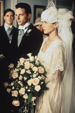 Nach langem Werben kann Alfred (Aidan Quinn, l.) seine geliebte Susannah (Julia Ormond, r.) zum Traualtar f&uuml;hren. Doch ihre Ehe steht unter keinem guten Stern ...