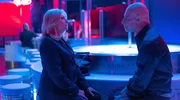 Anwältin Isa von Brede (Sabine Postel, li.) auf Recherche im Nachtclub der Kiezgröße Marco Sladic (Simon Licht, re.). Anwältin Isa von Brede (Sabine Postel, li.) auf Recherche im Nachtclub der Kiezgröße Marco Sladic (Simon Licht, re.).