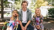 Checker Tobi mit den Schülerinnen Luna und Maya. Checker Tobi mit den Schülerinnen Luna und Maya.