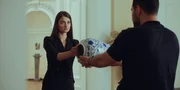 Samuel Lloris (Walid Al-Atiyat, r.) hilft Ylva Dardenne (Philine Schmölzer, l.) dabei, ihren eigenen Wert zu erkennen. Samuel Lloris (Walid Al-Atiyat, r.) hilft Ylva Dardenne (Philine Schmölzer, l.) dabei, ihren eigenen Wert zu erkennen.