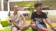 Fioana stellt Juri den Buchkindern vor.