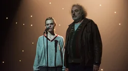 Vlad (Zlatko Burić, r.) steht Violet (Elle Fanning, l.) nicht nur als ihr Manager und Gesangscoach, sondern auch als Freund und v&auml;terlicher Ratgeber zur Seite.