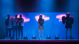 Beim Vorentscheid dar&uuml;ber, wer die Isle of Wight bei der landesweiten Castingshow "Teen Spirit" vertreten darf, erlebt Violet (Elle Fanning, M.) zun&auml;chst eine Entt&auml;uschung.