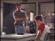 Steve (Barry Van Dyke, l.) verh&ouml;rt Ray (Chad Murray, r.), der von seiner Geliebten zum Mord an ihrem Ehemann angestiftet wurde.