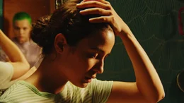 Sofia (Carmen Kassovitz, r.) ist am Boden zerst&ouml;rt. Das Vortanzen in der Hamburger Ballettschule, zu dem sie Elina (Elsi Sloan, l.) begleitet hat, ist gar nicht gut verlaufen.