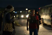 Gilles (Jonathan Zacca&iuml;, M.) und Erwan (Thibault Evrard, r.) geraten am Kontrollpunkt in eine gef&auml;hrliche Konfrontation mit einem Taliban (unbekannter Darsteller).