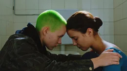 Elina (Elsi Sloan, l.) versucht die nerv&ouml;se Sofia (Carmen Kassovitz, r.) auf das wichtige Vortanzen einzustimmen.