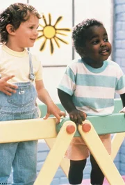 Der kleine Mikey (Lorne Sussman, l.) und sein Kindergarten-Kollege Eddie (Damon Wayans, r.) sind dicke Freunde: Und Eddie gibt Mikey ein paar gute Ratschl&auml;ge f&uuml;r sein neues kleines Schwesterchen.