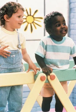 Der kleine Mikey (Lorne Sussman, l.) und sein Kindergarten-Kollege Eddie (Damon Wayans, r.) sind dicke Freunde: Und Eddie gibt Mikey ein paar gute Ratschl&auml;ge f&uuml;r sein neues kleines Schwesterchen.