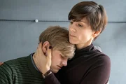 Lydia Klamroth, die Zwillingsschwester der Toten (Christina Hecke, r.) versucht ihren Neffen Ivo Klamroth (Dennis Hofmeister, l.) zu trösten. Dem Jungen macht das Schicksal und der Tod seiner lang verschollenen Mutter schwer zu schaffen. Lydia Klamroth, die Zwillingsschwester der Toten (Christina Hecke, r.) versucht ihren Neffen Ivo Klamroth (Dennis Hofmeister, l.) zu trösten. Dem Jungen macht das Schicksal und der Tod seiner lang verschollenen Mutter schwer zu schaffen.