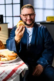 Frühstück im Burger-Format: Sebastian Lege deckt auf, woher der Buttergeschmack im McMuffin kommt. Frühstück im Burger-Format: Sebastian Lege deckt auf, woher der Buttergeschmack im McMuffin kommt.