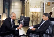 Drechsler (Klaus Christian Schreiber, l.) erfährt von Naumann (Markus Stolberg, l.), dass Gunter die Trabrennbahn erfolgreich unter Denkmalschutz gestellt hat. Drechsler (Klaus Christian Schreiber, l.) erfährt von Naumann (Markus Stolberg, l.), dass Gunter die Trabrennbahn erfolgreich unter Denkmalschutz gestellt hat.