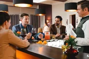 Bei einem Glas Wein bei Jo (Christian K. Schaeffer, r.) im "Times Square" erkundigt sich Pathologin Ela Atay (Sevda Polat, l.) bei Daniel Donato (Paul Brusa, 2.v.r.) und Kommissar Sven Hansen (Igor Jeftić, 2.v.l.), warum die beiden nicht beim Grillfest der Freiwilligen Feuerwehr sind.