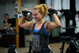 Um mit der moralischen und psychischen Belastung ihres Jobs bei der Air Force klarzukommen, fl&uuml;chtet sich Reality (Emilia Jones) unter anderem in anstrengende Fitnesstrainings.
