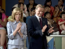 Das Pr&auml;sidentenpaar Ballentine (Kim Basinger / David Rasche) bei einem ihrer zahlreichen &ouml;ffentlichen Auftritte - minuti&ouml;s geplant vom Sicherheitsdienst.