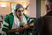 Staller (Helmfried von Lüttichau, l.) setzt sich mit orangefarbener Feuchtigkeitsmaske und Cocktail zu Robert Jung (Markus Böker) an die Bar. Robert jung erzählt ihm, dass sich Ute komisch benimmt und er sich nicht mehr sicher ist, ob er mit ihr die Beziehung weiter führen möchte. Staller (Helmfried von Lüttichau, l.) setzt sich mit orangefarbener Feuchtigkeitsmaske und Cocktail zu Robert Jung (Markus Böker) an die Bar. Robert jung erzählt ihm, dass sich Ute komisch benimmt und er sich nicht mehr sicher ist, ob er mit ihr die Beziehung weiter führen möchte.