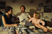 Mit einem Hexenschuss muss Gregor das Bett h&uuml;ten. Von links: Fanny Lechner (Katrin Lux), Gregor Brunner (Holger M. Wilhelm) und Emma Lechner (Anouk Lux).