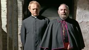 Don Matteo (Terence Hill, l.) bekommt vom Bischof den Auftrag, den Todesfall im Kloster zu untersuchen.