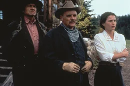 Als seine drei S&ouml;hne in den Krieg ziehen, bleibt William Ludlow (Anthony Hopkins, M.) alleine mit One Stab (Gordon Tootoosis, l.) und Susannah (Julia Ormond, r.) auf der Farm zur&uuml;ck ...