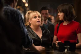 v.li.: Robin (Rebel Wilson), Alice (Dakota Johnson)