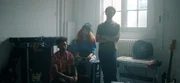 Violets Bandmitglieder Rollo (Jordan Stephens, l.), Louise (Ursula Holliday, M.) und Luke (Archie Madekwe, r.) r&uuml;cken durch den Finaleinzug der jungen S&auml;ngerin ebenfalls ins Rampenlicht und begleiten sie nach London zur Abschlussshow.