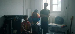 Violets Bandmitglieder Rollo (Jordan Stephens, l.), Louise (Ursula Holliday, M.) und Luke (Archie Madekwe, r.) r&uuml;cken durch den Finaleinzug der jungen S&auml;ngerin ebenfalls ins Rampenlicht und begleiten sie nach London zur Abschlussshow.