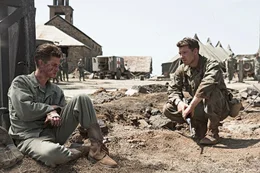 L-R: Desmond Doss (Andrew Garfield) und Captain Glover (Sam Worthington)